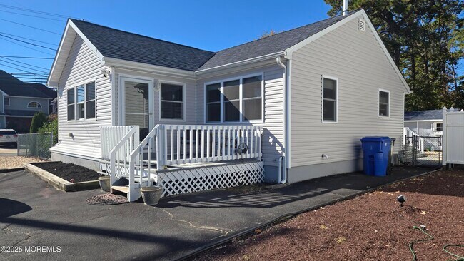 Building Photo - 2 Pine Crest Dr