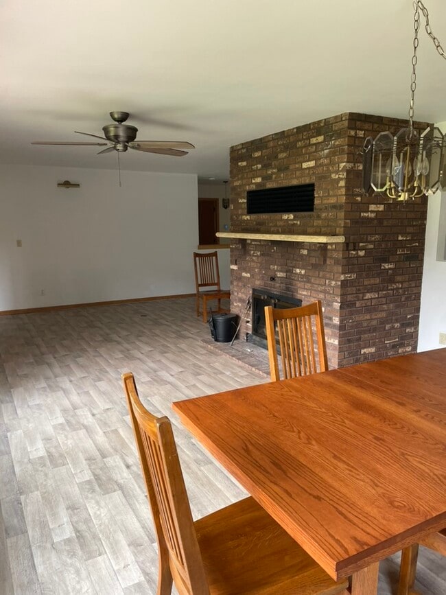 Foto del edificio - 421 County Road UU