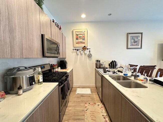 Foto del edificio - 4111 N Narragansett Ave
