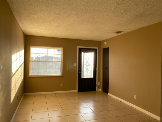 Building Photo - Charming 3 Bedroom 1 Bathroom House!