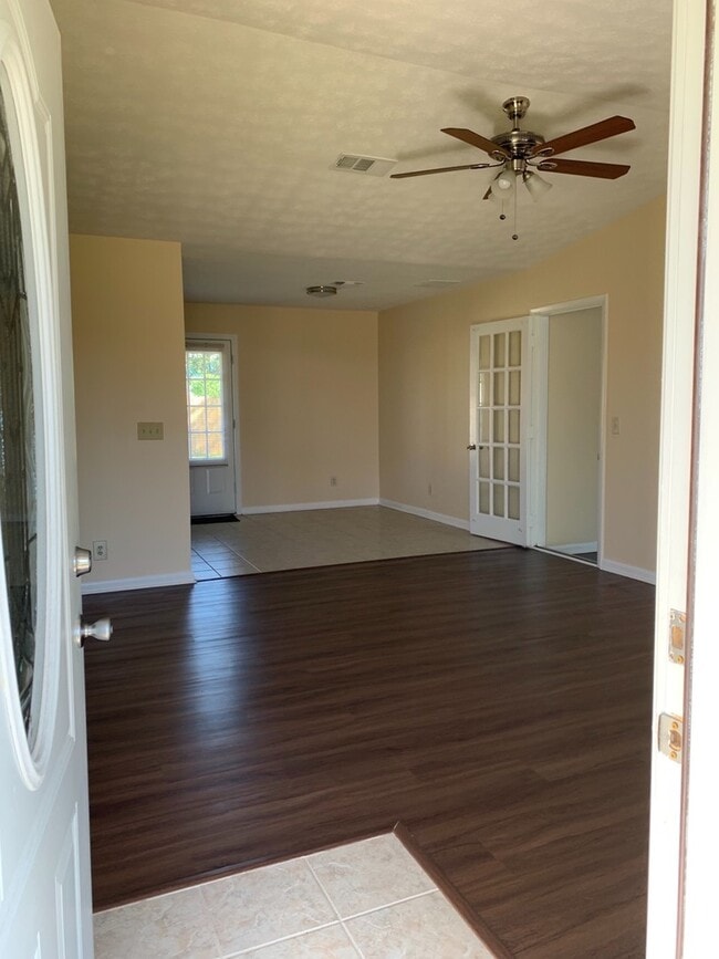 Building Photo - Charming 3Bed/2Ba Home, Conveniently Located in Lynn Haven! *1/2 OFF Security Deposit for Active-...
