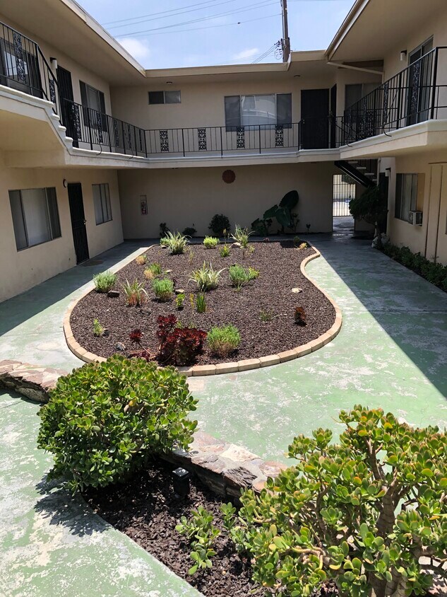 Courtyard - 6110 Seville Ave