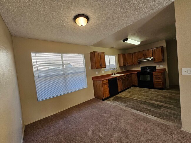 Foto del edificio - PATIO HOME 3 BED 2 BATH MCKELLIPS AND HORN...