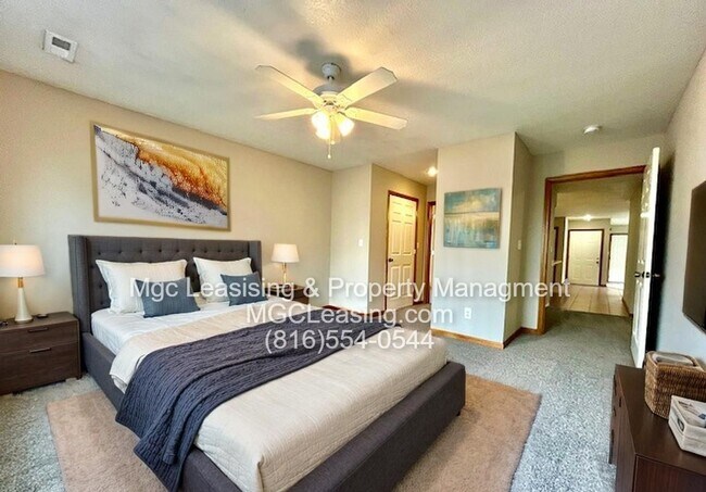 Foto del edificio - Beautiful Ranch-Style Duplex in Peculiar, MO - Available 09/22/26