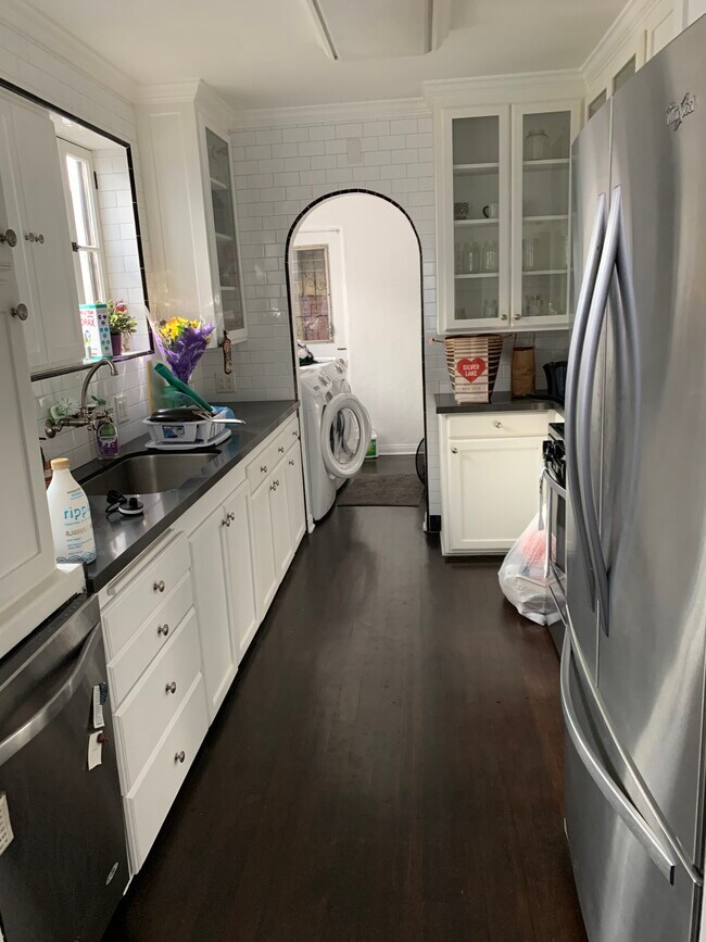 Kitchen - 1130 S Crescent Heights Blvd