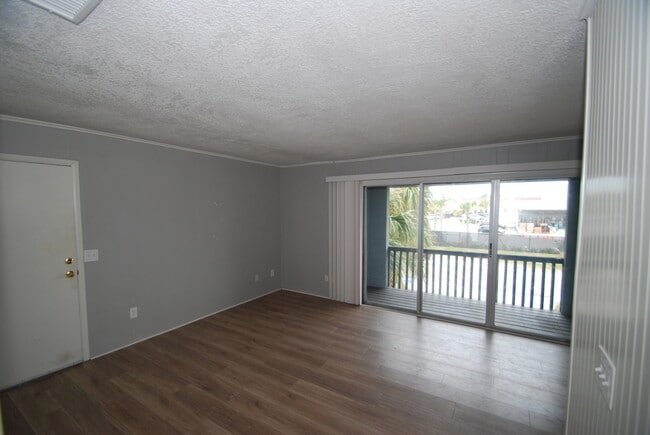 Building Photo - Charming 2 Bedroom close to the beach avai...