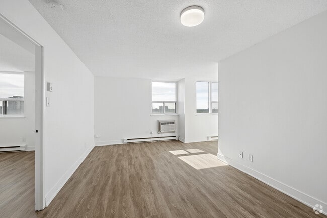 Interior Photo - 190 Lees Ave