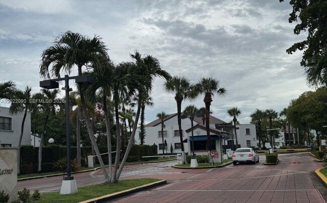Building Photo - 9443 Fontainebleau Blvd