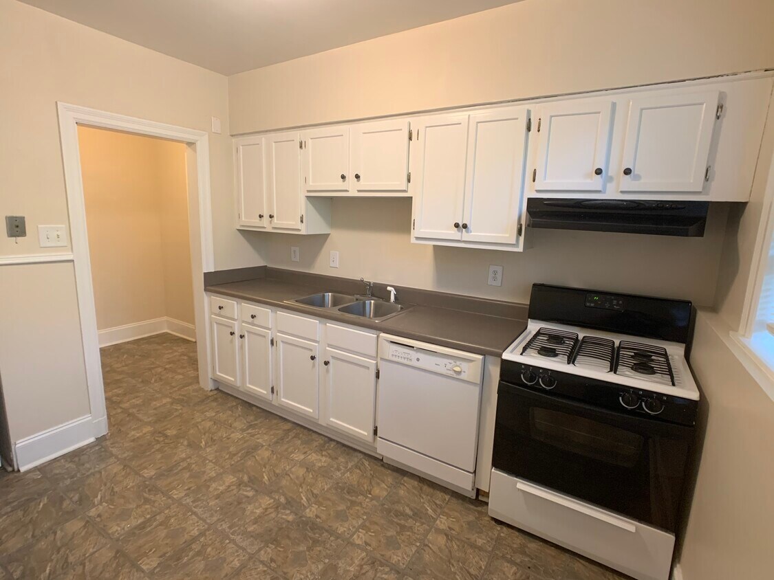 Kitchen - 3220 Country Club Rd