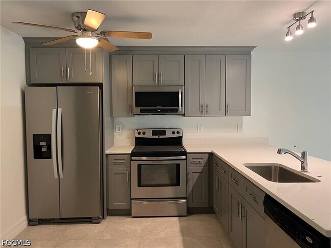 Foto del edificio - 6064 Laurelwood Dr