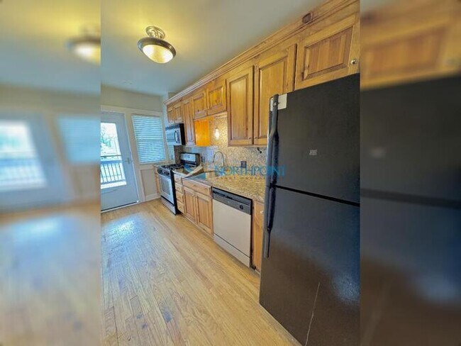 Building Photo - Amazing Top Floor 2bedroom w/Den Plaza Con...