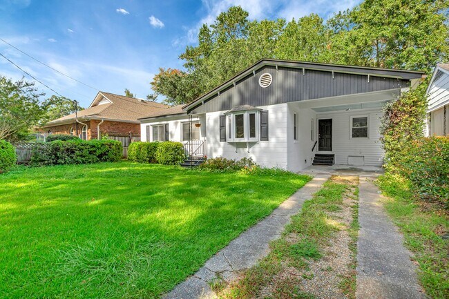 Foto del edificio - West Ashley Home in Pinecrest Gardens!