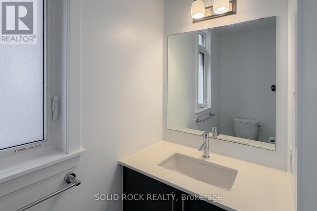 Building Photo - 889 Solarium Ave