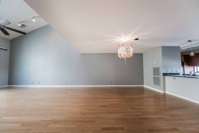 Building Photo - 2/BD 2/BA Rare 3-Story Downtown Rental – S...