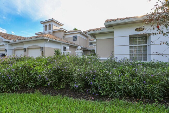 Foto del edificio - ** FIDDLER'S CREEK 3/2 FIRST FLOOR HOME FO...