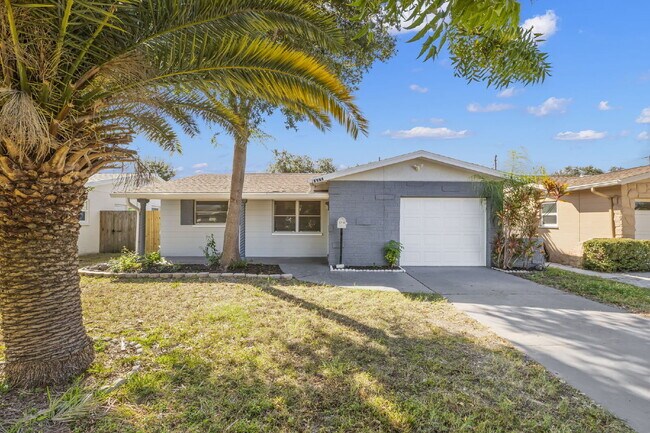 Foto del edificio - "Charming 3-Bed, 2-Bath Gem in St. Petersburg – 1200 Sq Ft of Cozy Living!"