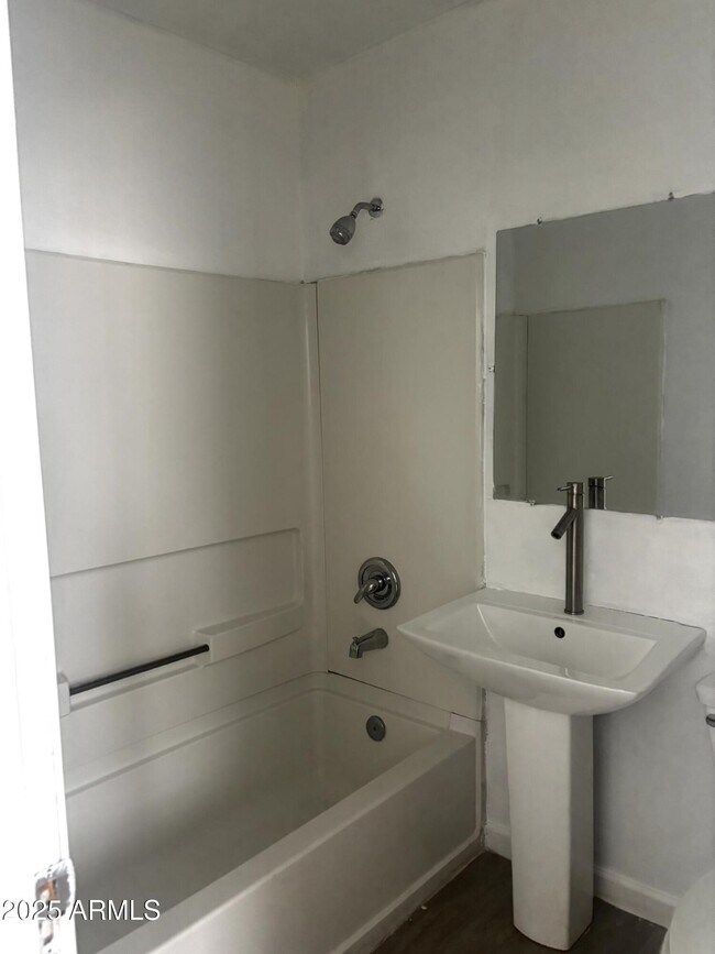 Foto del edificio - 633 E 9th St