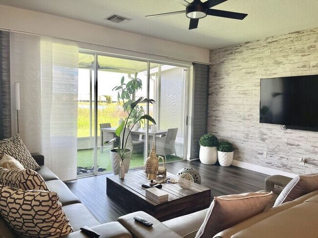 Foto del edificio - **"Modern Elegance: Fully Updated 3-Bed, 2.5-Bath Townhome with Designer Kitchen"**