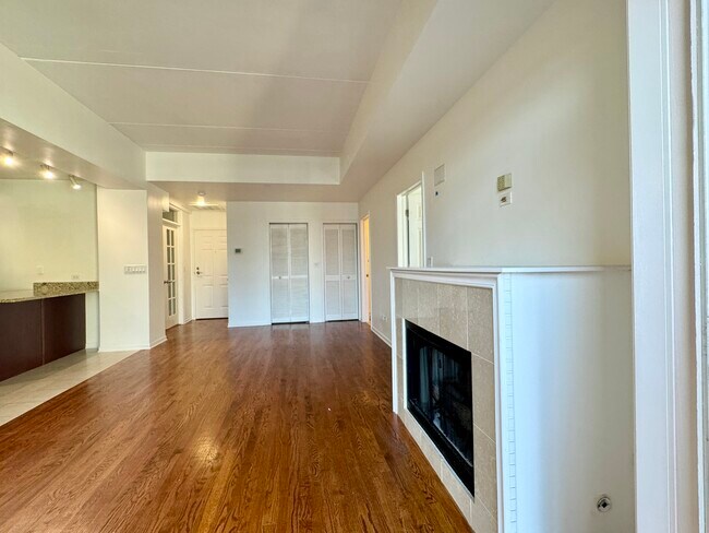 Building Photo - 657 W Fulton St