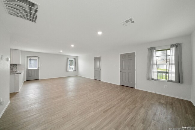 Building Photo - $300 OFF 1ST MONTH RENT IF YOU MOVE IN WIT...