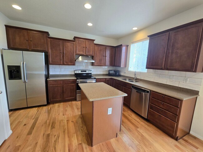 Building Photo - Beautiful 4-Bed, 3.5-Bath Home with Mounta...