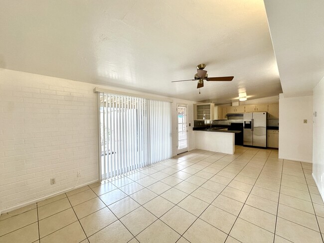 Building Photo - Spacious 2 Bedroom Townhome with Vaulted C...