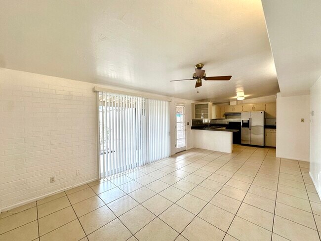Foto del edificio - Spacious 2 Bedroom Townhome with Vaulted C...