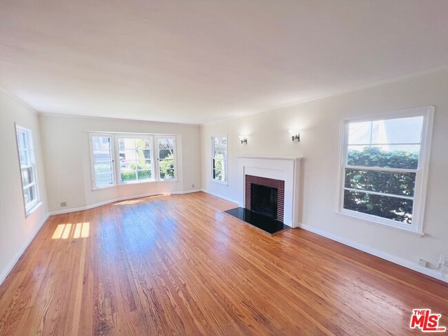Building Photo - 730 N Hayworth Ave