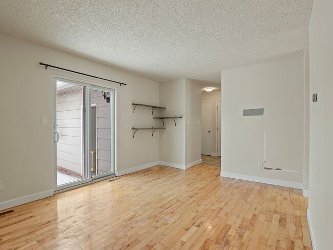 Building Photo - Beautiful 3 Bedroom, 1 Bathroom Home in We...