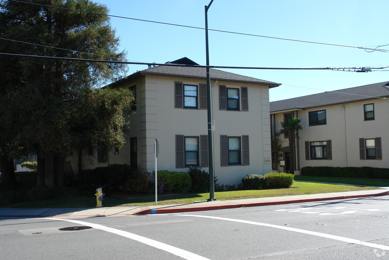 Primary Photo - 990 Magnolia Ave