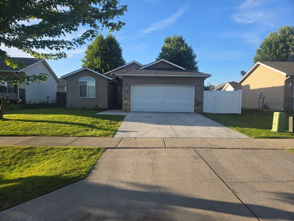 Foto del edificio - For Rent: 3 Bed, 2 Bath Home with Garage i...