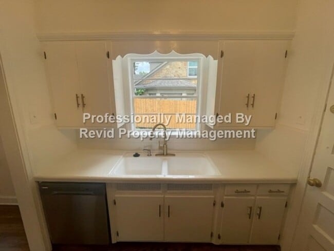 Newly Renovated 2 Bed 1 Bath near U of M! - Newly Renovated 2 Bed 1 Bath near U of M! Apartment
