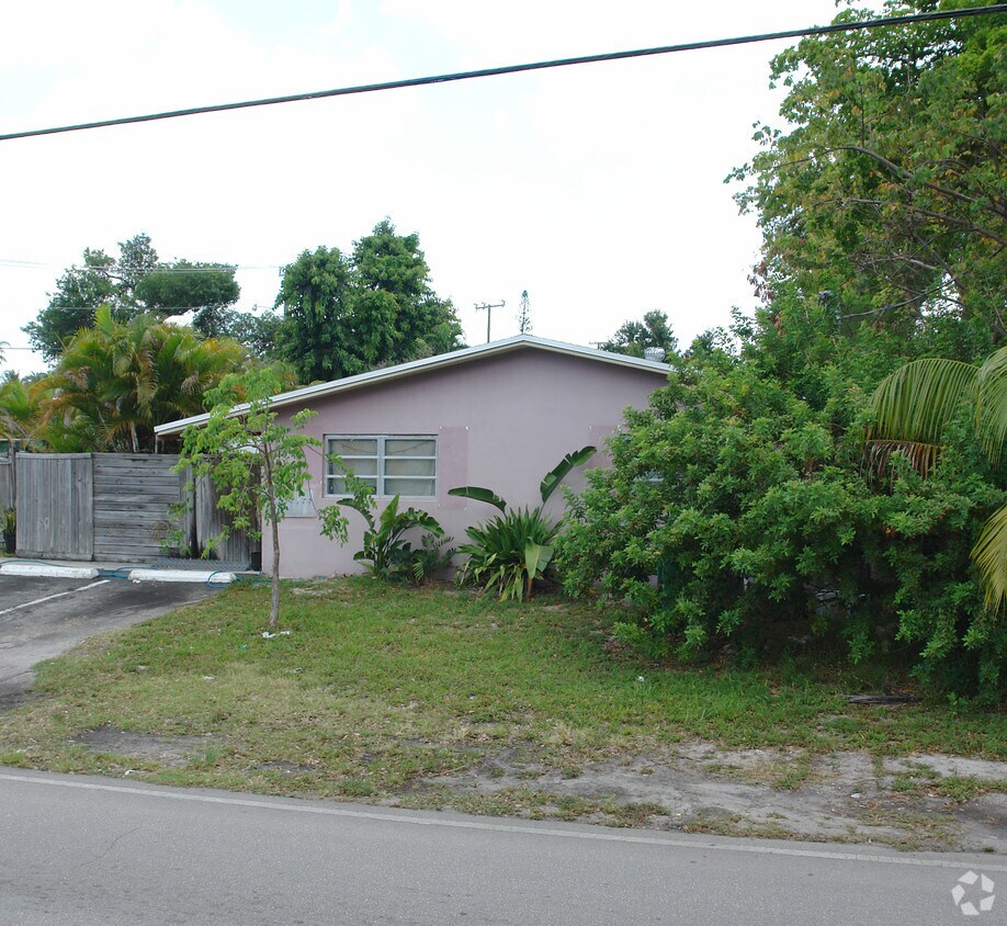 Building Photo - 827 SW 15th Ave