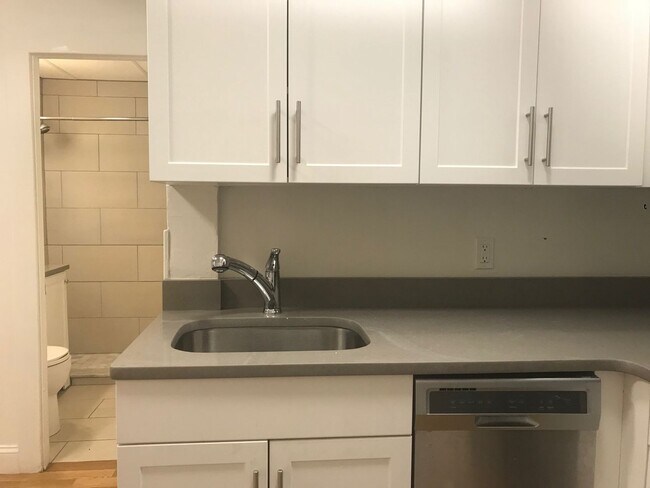 Building Photo - Nicely renovated ground level 2 bed unit.