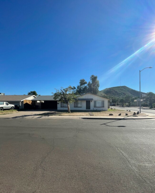 Foto del edificio - COMING SOON! 3 Bedroom/ 2 Bath with Conven...