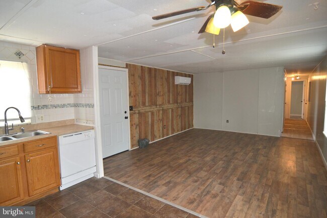 Building Photo - 13025 Saunders Marina Pl