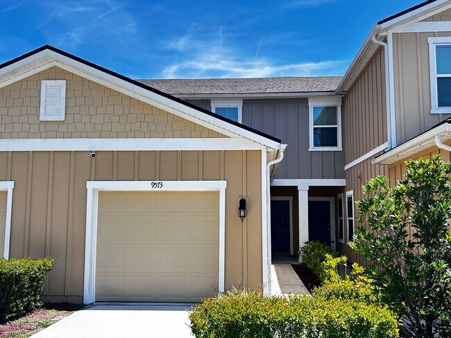 Foto del edificio - Immaculate 2/2.5 with the garage in the he...