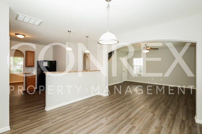 Building Photo - Charming 4 Bedroom Home