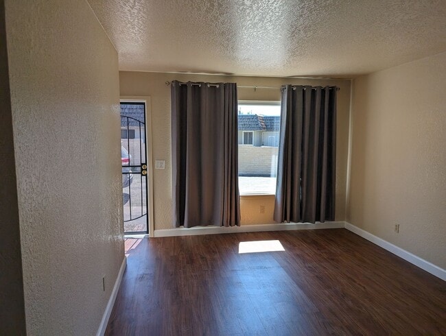 Building Photo - University Triplex