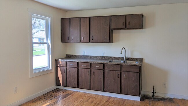 Building Photo - 1045 Kenneth- Large house with basement