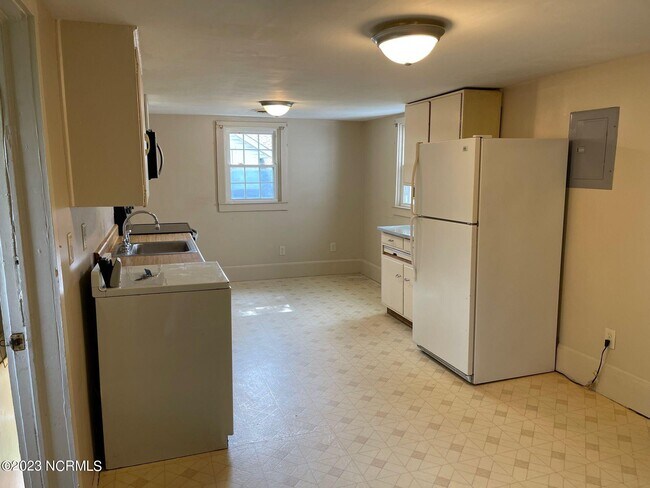 Building Photo - 143 Chaney Ave