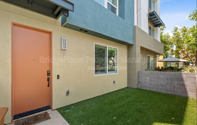 Building Photo - 721 Shoreline Rd
