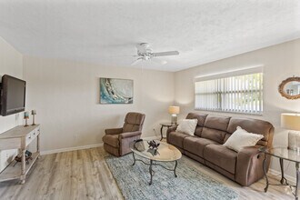 1BR, 1BA - 680SF - Living Room - Taylor Creek Condominiums