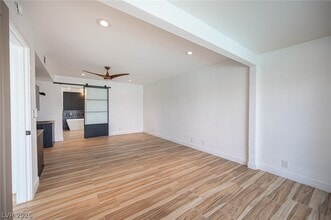 Building Photo - 330 E Country Club Dr