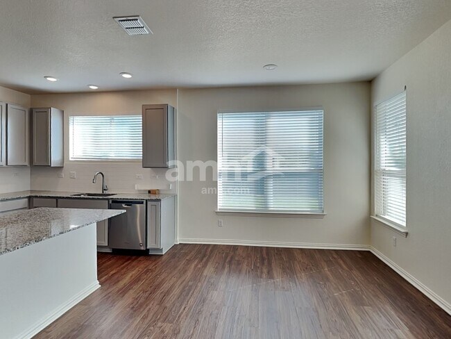 Foto del edificio - 2722 Lillybrook Ln