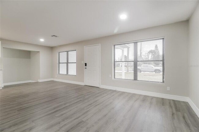 Building Photo - 6808 Ravenna Ave