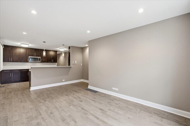 Foto del edificio - 2553 W Summerdale Ave