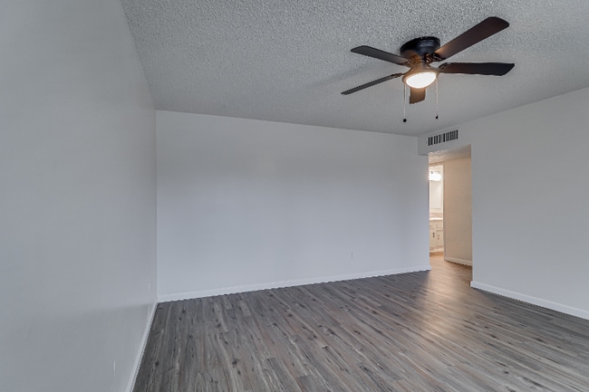 Building Photo - 1009 Mira Loma Dr