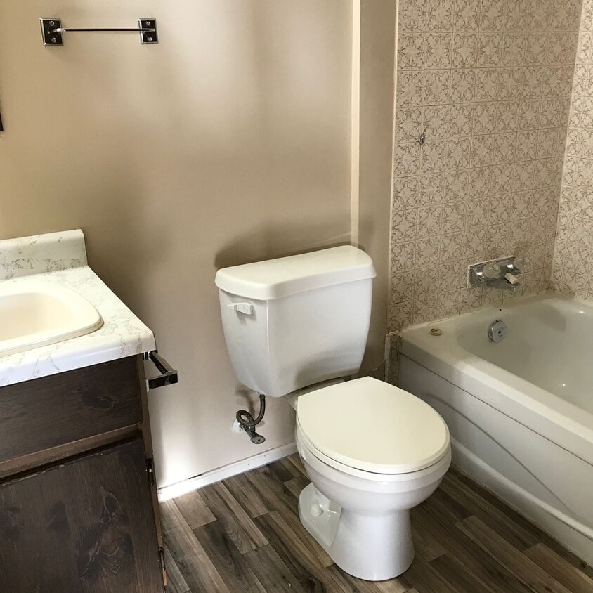 Building Photo - 2 Bed 1 Bath Unit in Red Deer, AB