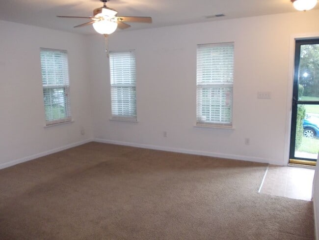 Foto del edificio - Great 2 story home with fenced back yard i...